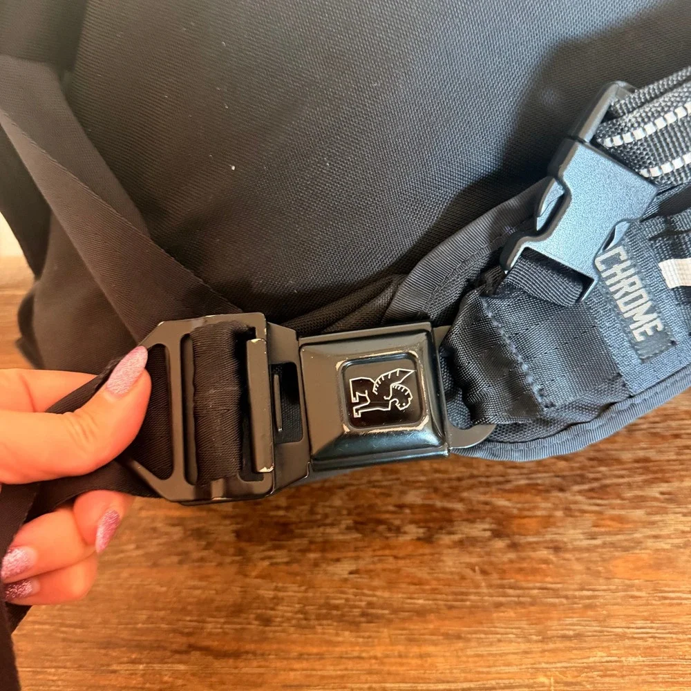 Chrome Citizens Messenger Seatbelt Buckle Bag Black Large Weatherproof Y2K
